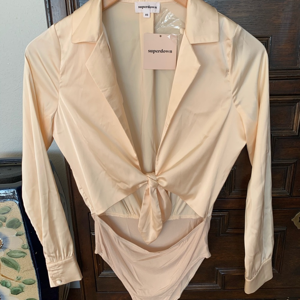 Satin bodysuit by Superdown